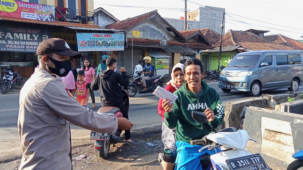 Cegah Penularan Covid di Pasar Baros, Polsek Bagikan Masker