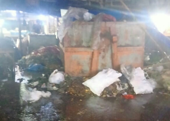 Penumpukan Sampah Pasar Rengasdengklok Jadi Pertanyaan