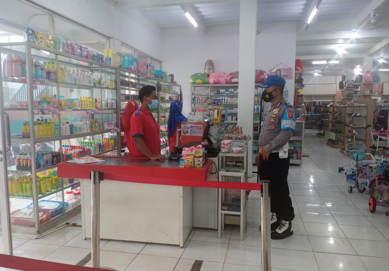 Tekankan Prokes, Personel Polres Majalengka Polda Jabar Sambangi Minimarket