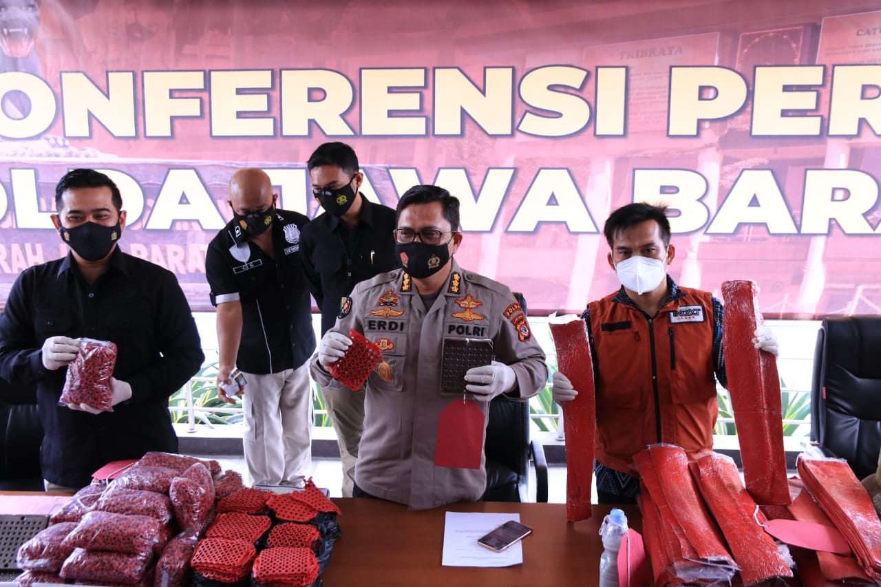Polda Jabar Ungkap Produksi Perdagangan Karet Tabung Gas Lpg yang Tidak Memenuhi Standar Nasional Indonesia