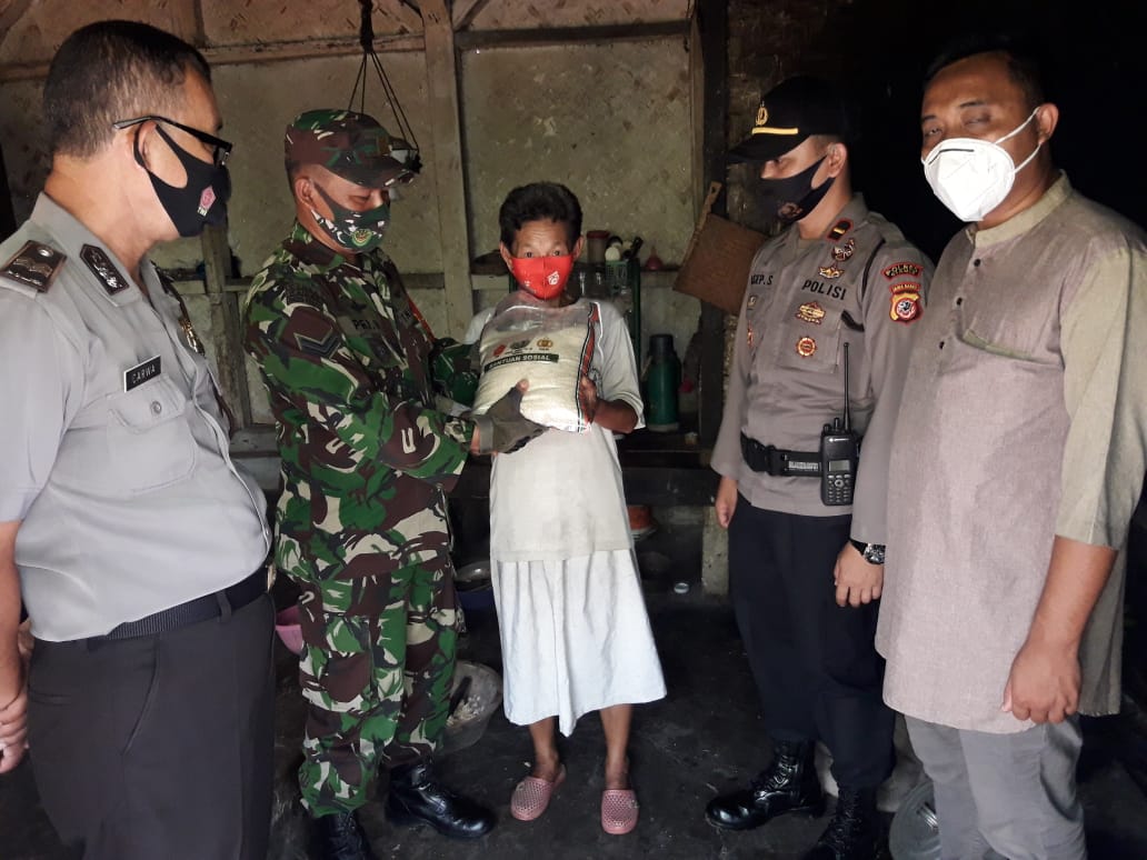 Kapolsek Sukadana Bagikan Bantuan Kepada Warga Kurang Mampuh Sebagai Kepedulian Jiwa Corsa Polri