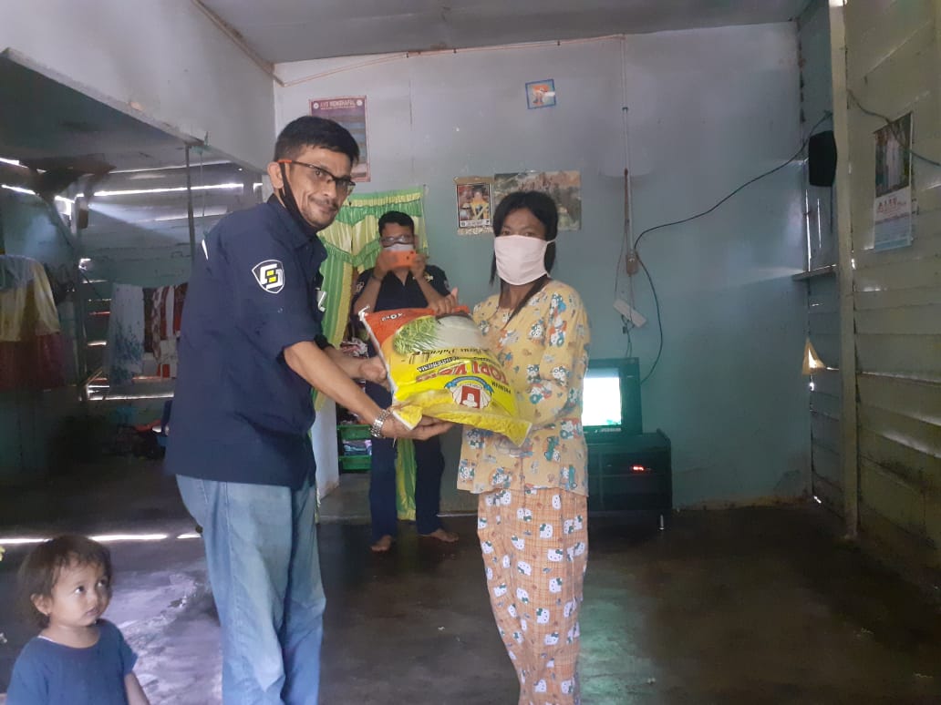 Tim Jurnalis Cyber88 Riau Kunjungi Sekaligus Serahkan Sembako kepada Rica, Ibu Tiga Anak yang Dilaporkan PTPN 5