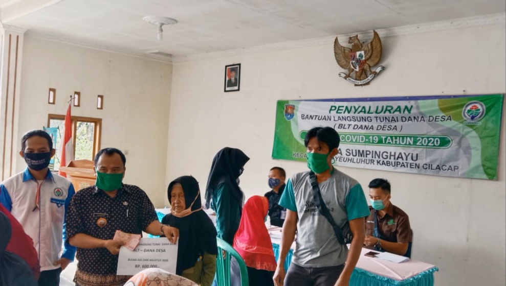Kepala Desa Sumpinghayu Serahkan BLT-DD pada 25 KPM 