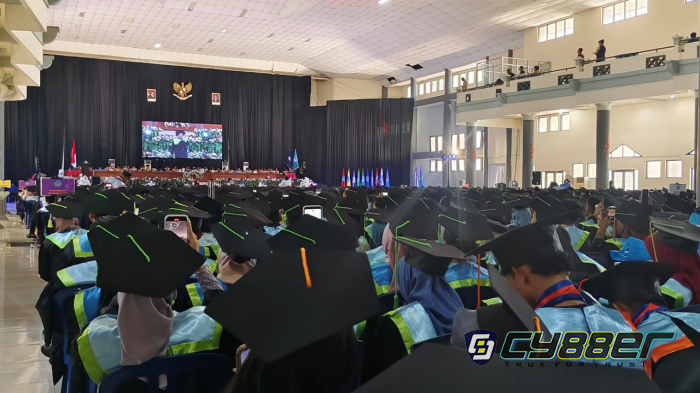 Unpatti Kukuhkan 1.632 Wisudawan, Rektor: Siap Wujudkan Generasi Emas 2045