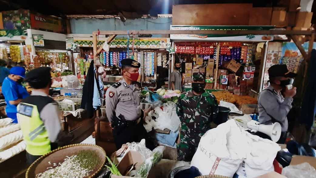 Gabungan Tni-Polri Lakukan Himbauan Pelaksanaan AKB di Wilayah Jatinangor Sumedang