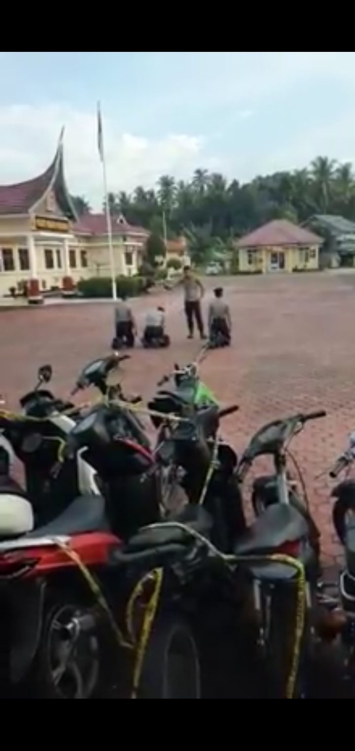 WOWW !!! Viral Video Perwira Polisi Lakukan Kekerasan Kepada Anggotanya di Pariaman