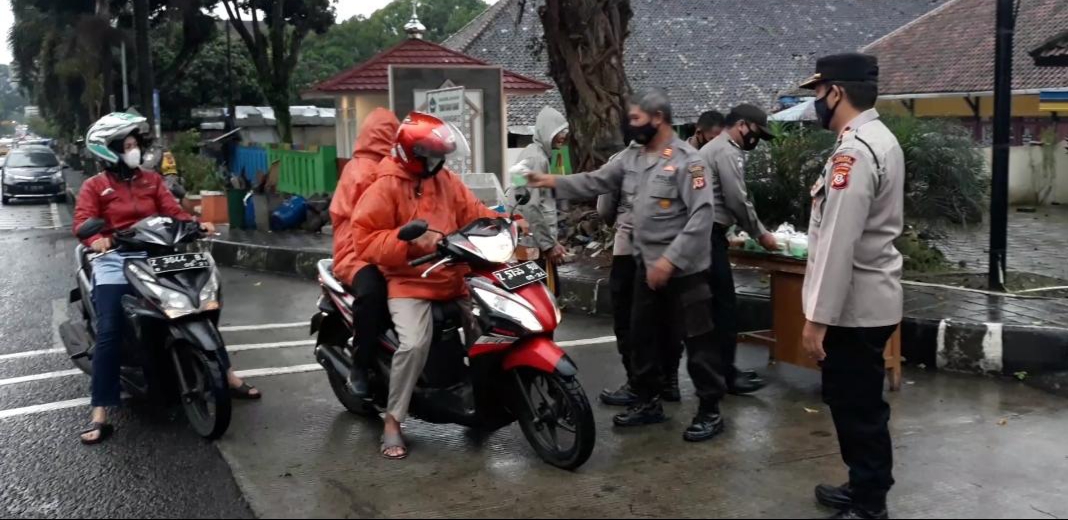 Menjelang Berbuka Puasa, Polsek Sumedang Selatan Bagikan Makanan Takjil