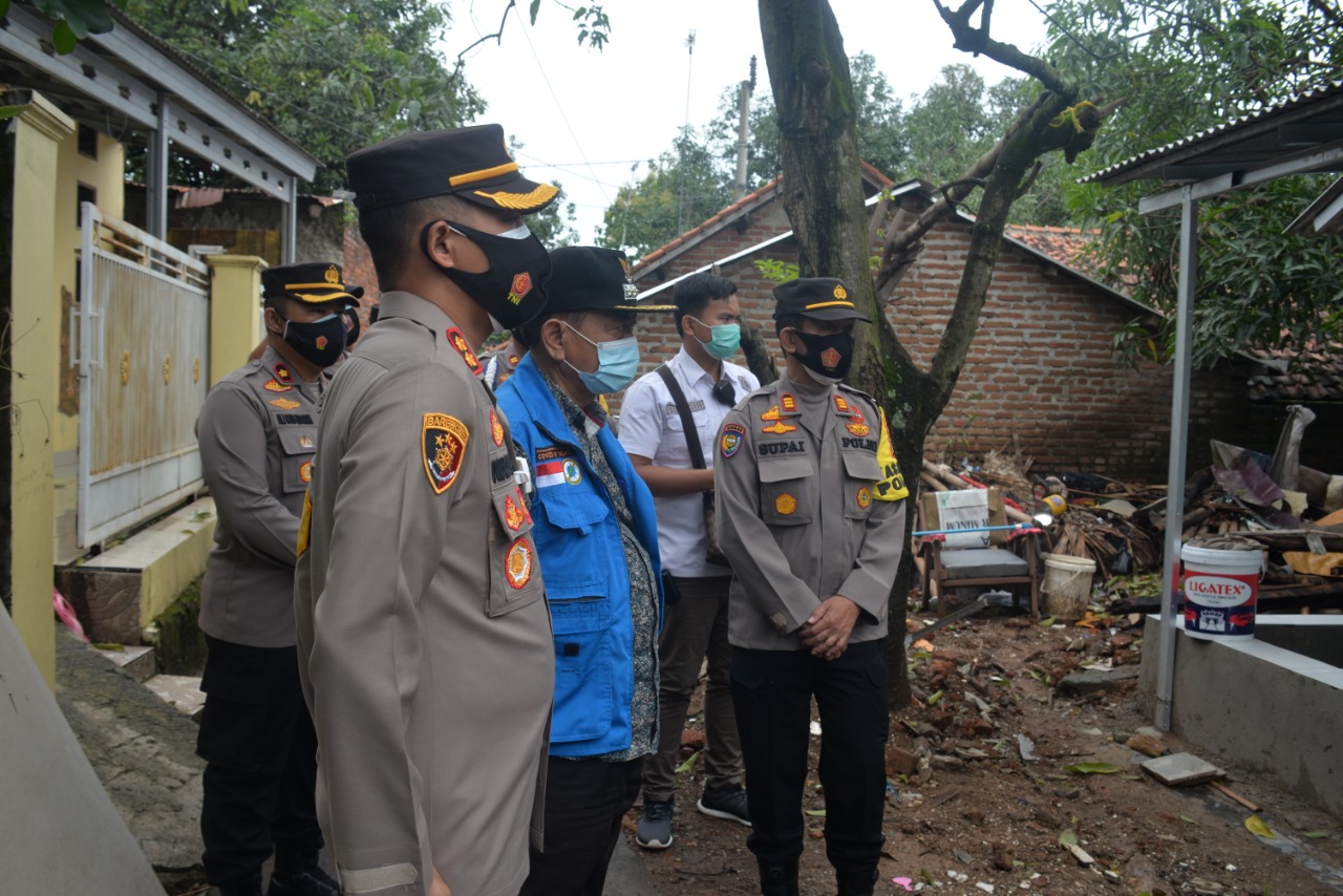 Kapolres Cirebon Kota Resmikan dan Serahkan Kunci Rumah Hasil Renovasi 