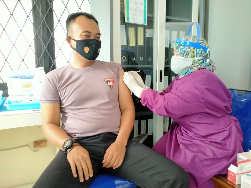 Personel Polsek Banjaran Polresta Bandung Laksanakan Vaksinasi Covid-19