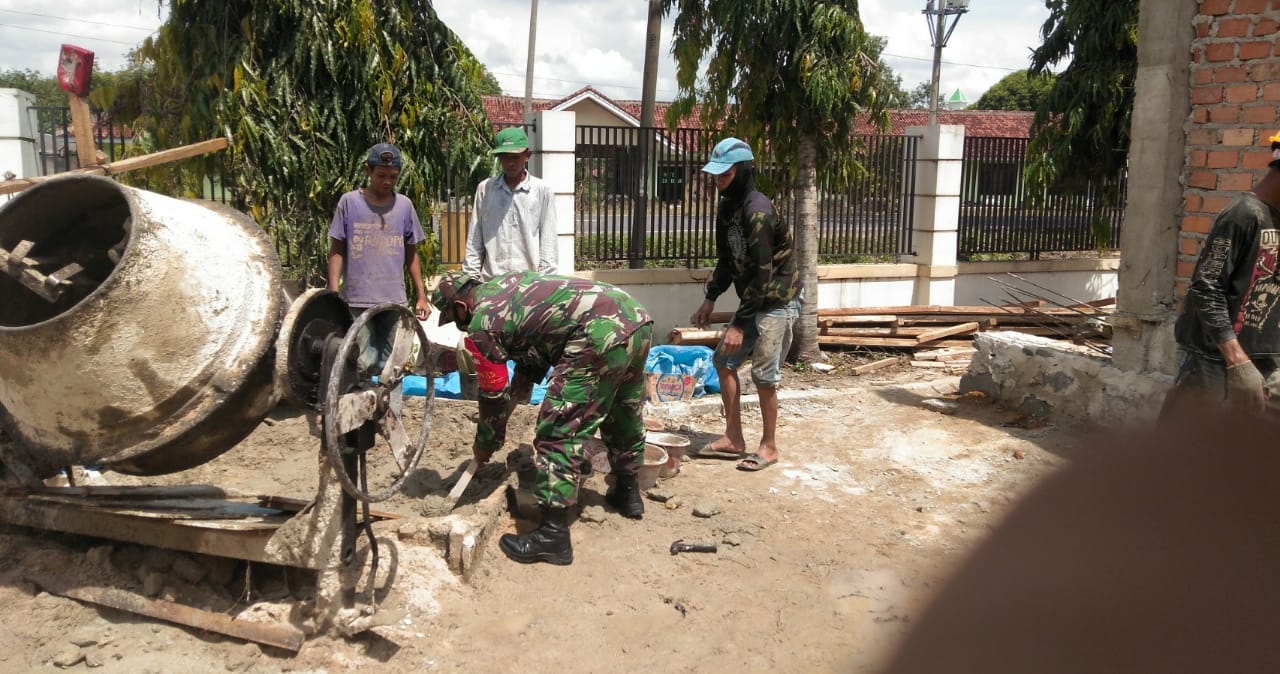 Babinsa Koramil 426-02 Serda Siswanto Bantu Gotong Royong