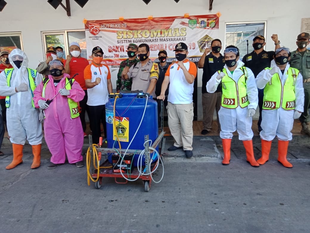 Siskommas Utan Panjang Jakarta Pusat Gelar Bakti Sosial Penyemprotan Disinfektan dan Pembagian Masker