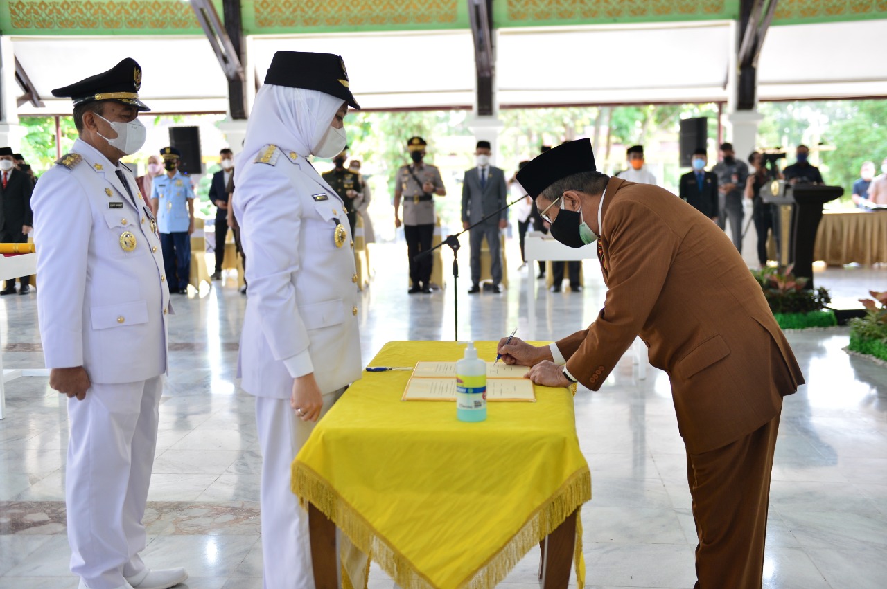 Syamsuar Resmi Lantik Rezita Meylani Yopi - H. Junaidi Rachmat