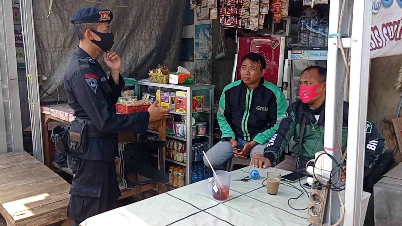 Sat Brimob Polda Jabar Sambangi Perkumpulan Ojek Online di Cikampek, Himbau Pencegahan Covid-19