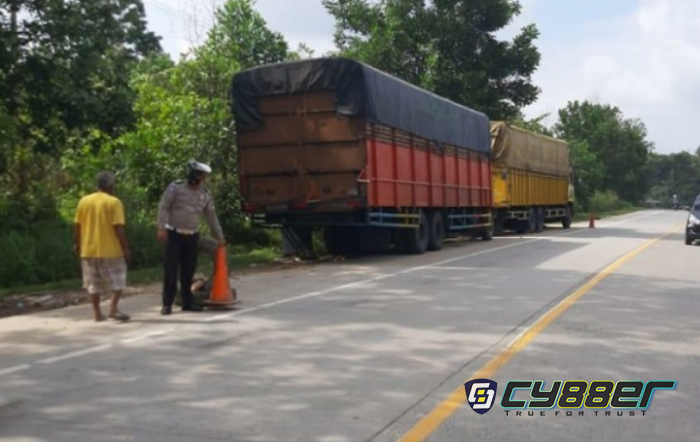 Antisipasi Lakalantas, Satlantas Polres Pelalawan Tertibkan Truk Parkir Sembarangan