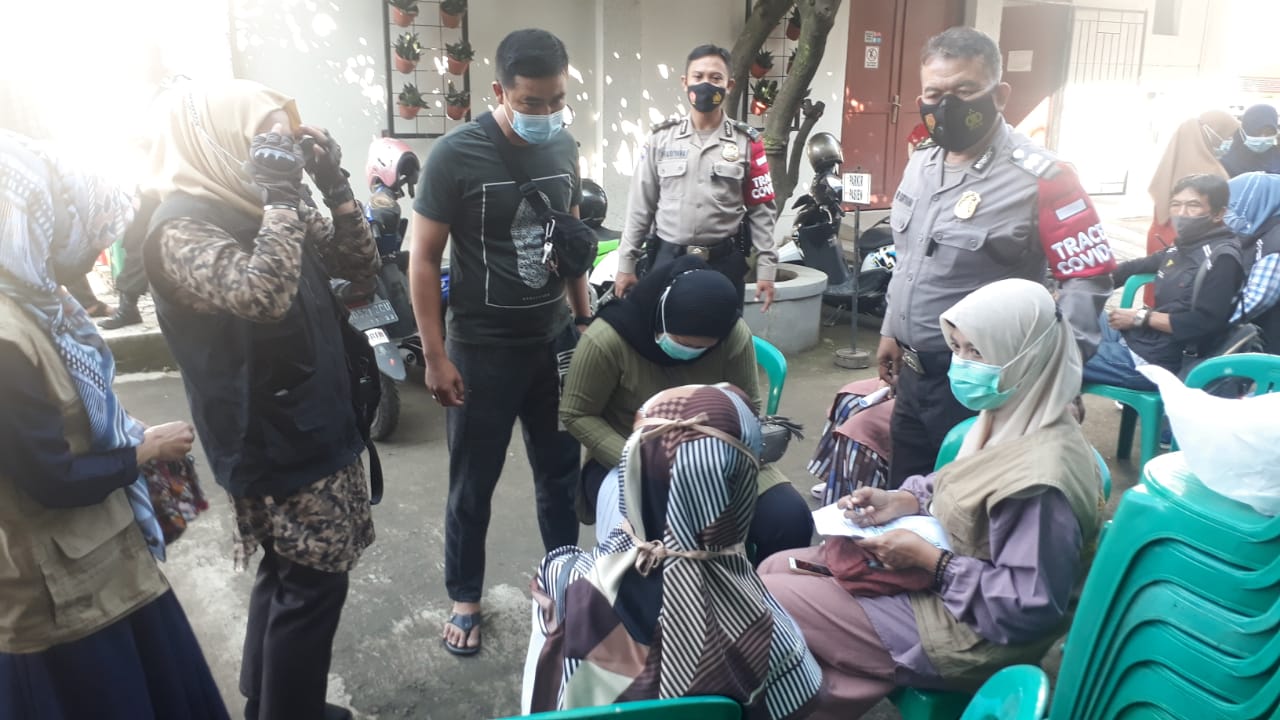 Pantau Kegiatan Vaksinasi, Personel Polresta Bandung Polda Jabar, Himbau Prokes
