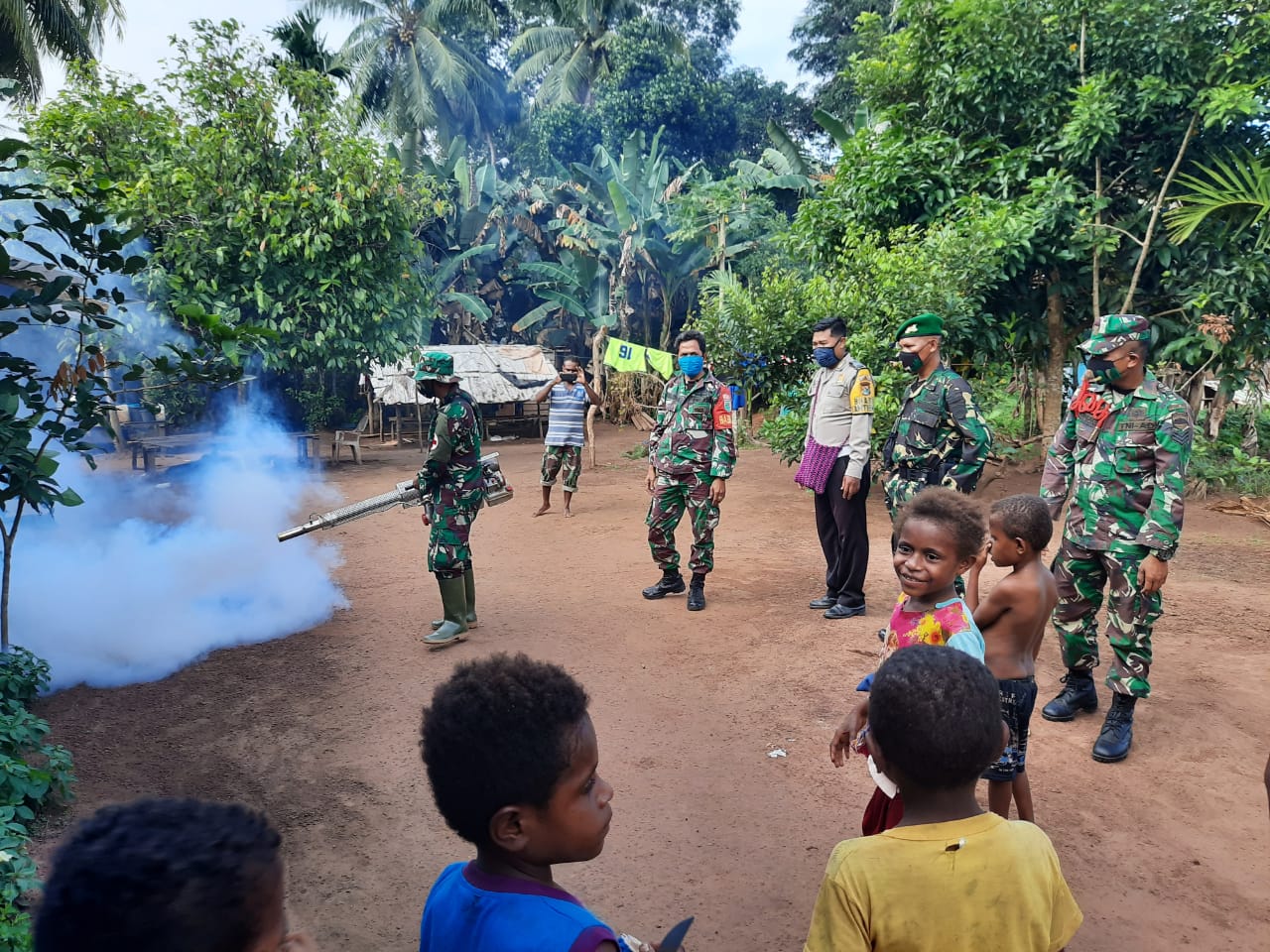 Peduli Kesehatan Warga, Prajurit Satgas Yonif 125/SMB Lakukan Fogging di Kampung Erambu