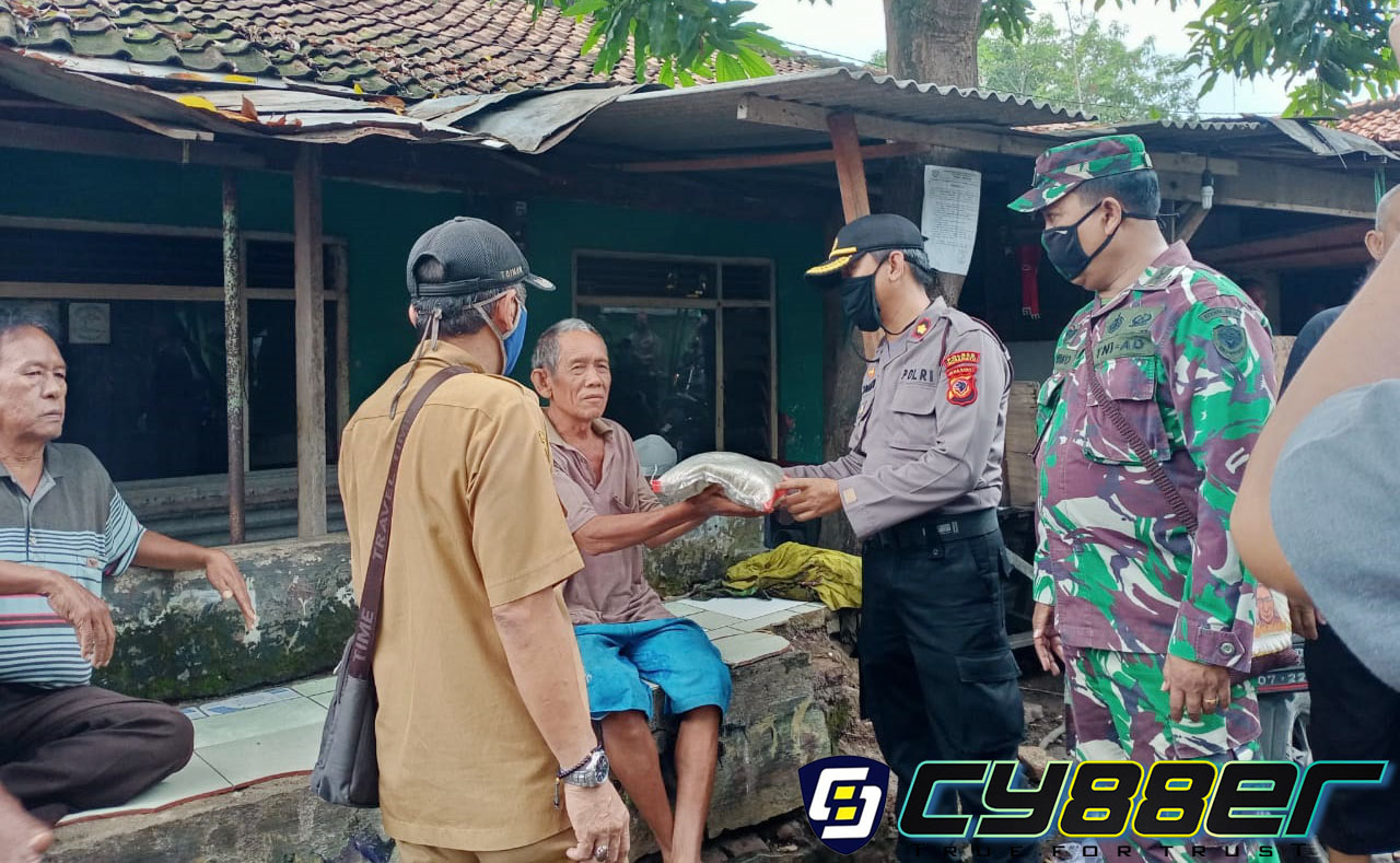 Polsek Losarang, Bagikan 260 Paket Sembako Untuk Masyarakat Kurang Mampu