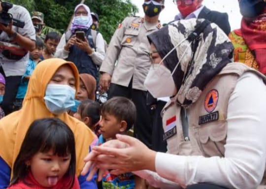 Bupati Purwakarta Tinjau Lokasi Pergerakan Tanah di Desa Pasanggrahan Sekaligus Berikan Bantuan