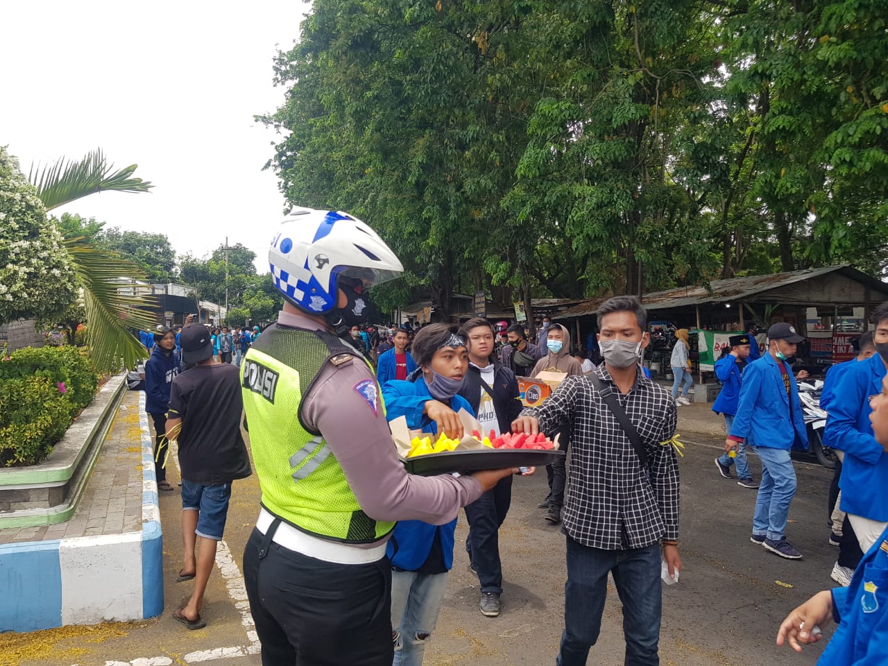 Dinginkan Suasana, Polisi Bagikan Makanan dan Minuman kepada Peserta Unras