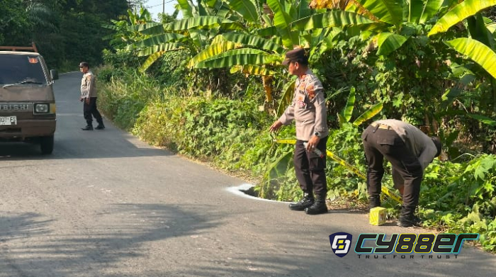 Antisipasi Kecelakaan Lalin, Polsek Peninjauan Beri Police Line Bagian Jalan Rusak dan Berlubang 