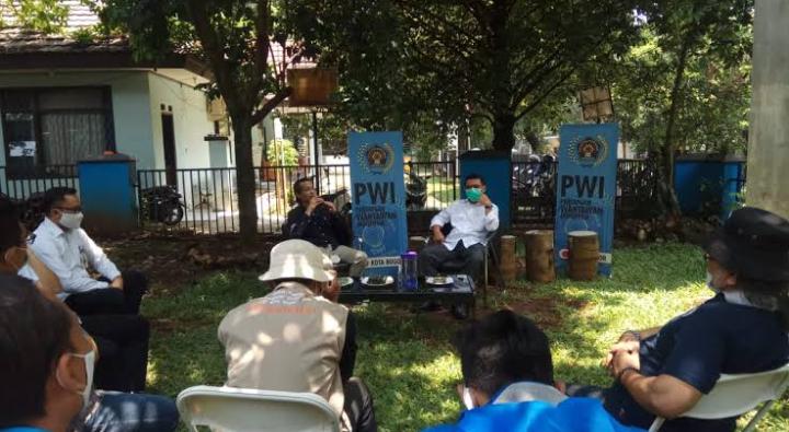 Memasuki Purnabakti, Sekda Ade Sarip Silaturahmi ke PWI Kota Bogor
