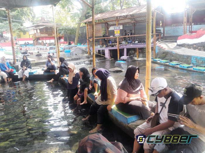 Pengunjung Panorama Boyolali Berdiri Hormat Saat Indonesia Raya Diperdengarkan
