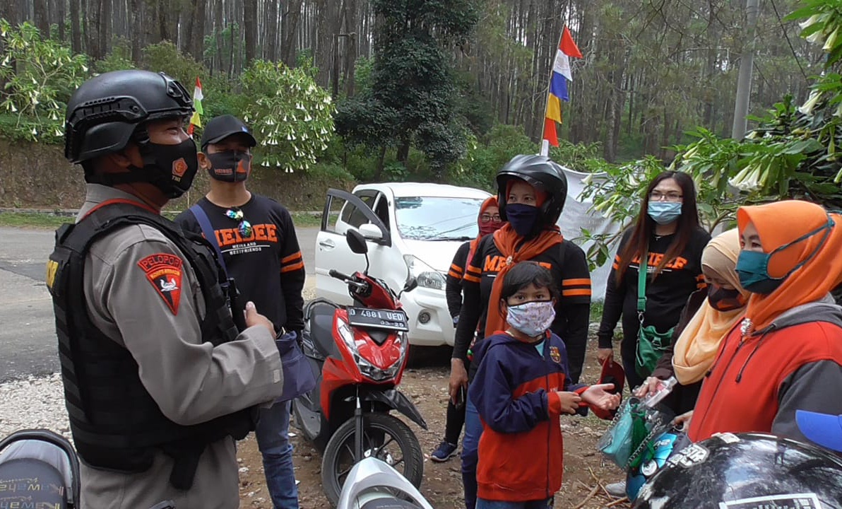 Sat Brimob Polda Jabar, Terapkan Disiplin Protokol Kesehatan di Tempat Wisata