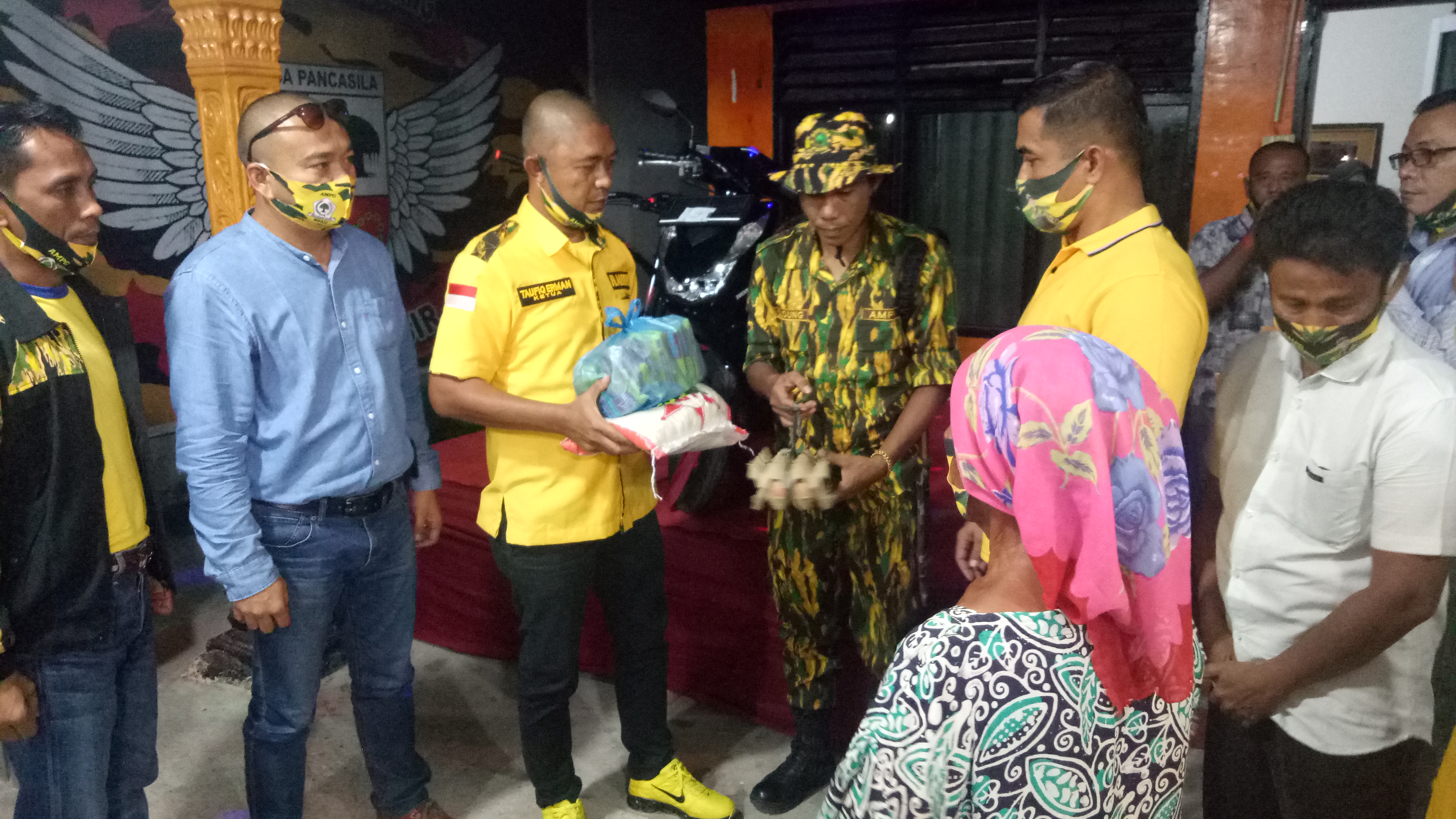 Memperingati Hari Sumpah Pemuda Ke-92, AMPG Provinsi Riau Berbagi Sembako ke Masyarakat Terdampak Covid-19