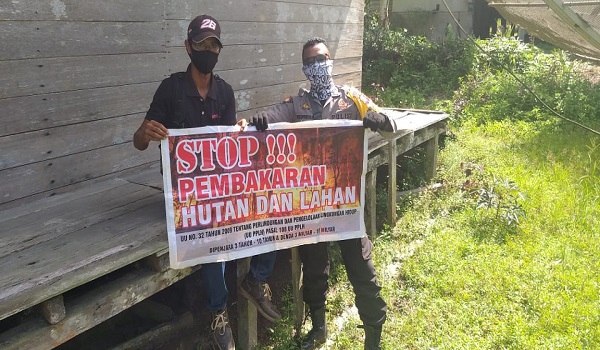 Bhabinkamtibmas Balai Sepuak Ajak Warga Jaga Kualitas Udara Tetap Bersih Bebas Karhutla