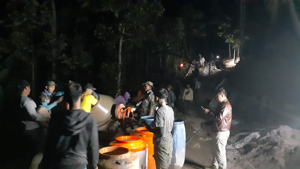 Satgas TMMD 108 Bersama Warga Bekerja Hingga Malam Hari Demi Kejar Target