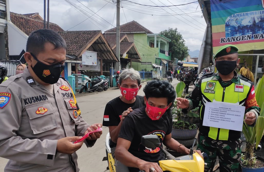 Peduli Melawan Covid-19, Polsek Pameungpeuk Polresta Bandung Bersama TNI dan Unsur Kecamatan Bagikan Masker