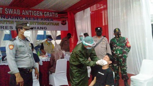 Polres Karawang KRYD Random Sampling Rapid Tes Antigen Kepada Pemudik 