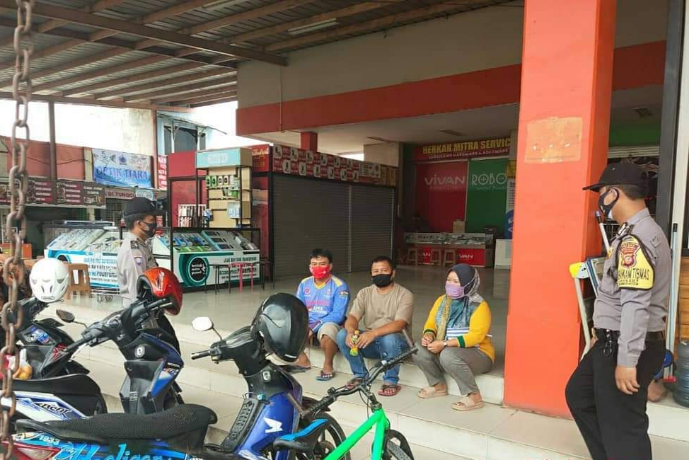 Cegah Covid-19 Bhabinkamtibmas Polsek Kadipaten Polres Majalengka Polda Jabar Sosialisasikan 3M di Ruko Suryo