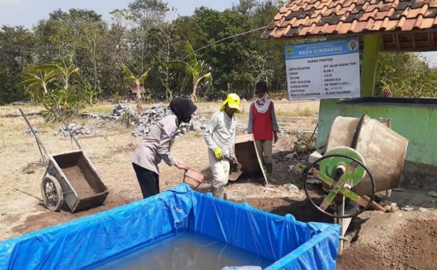 Peduli Warga Binaan, Bhabinkamtibmas Desa Cikoneng Bantu Warga Kerja Bakti dan Sosialisasikan 3M