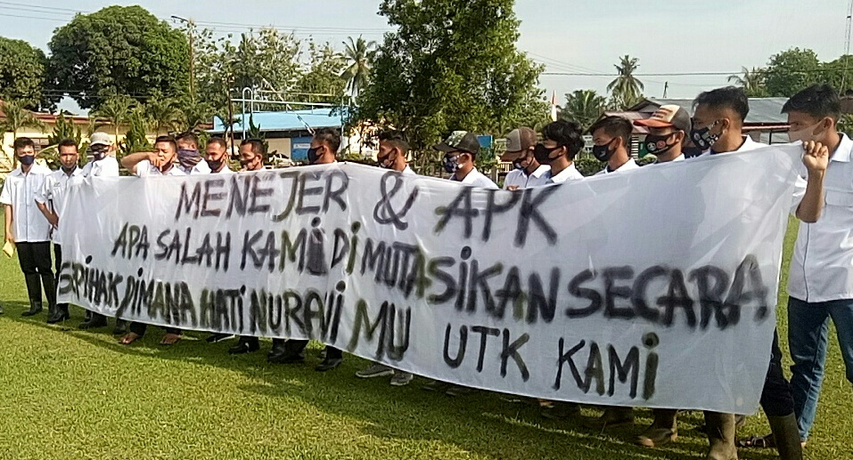 Mutasi Kerja Tidak Sesuai Prosedur, Puluhan Karyawan PTPN III Membang Muda Demo