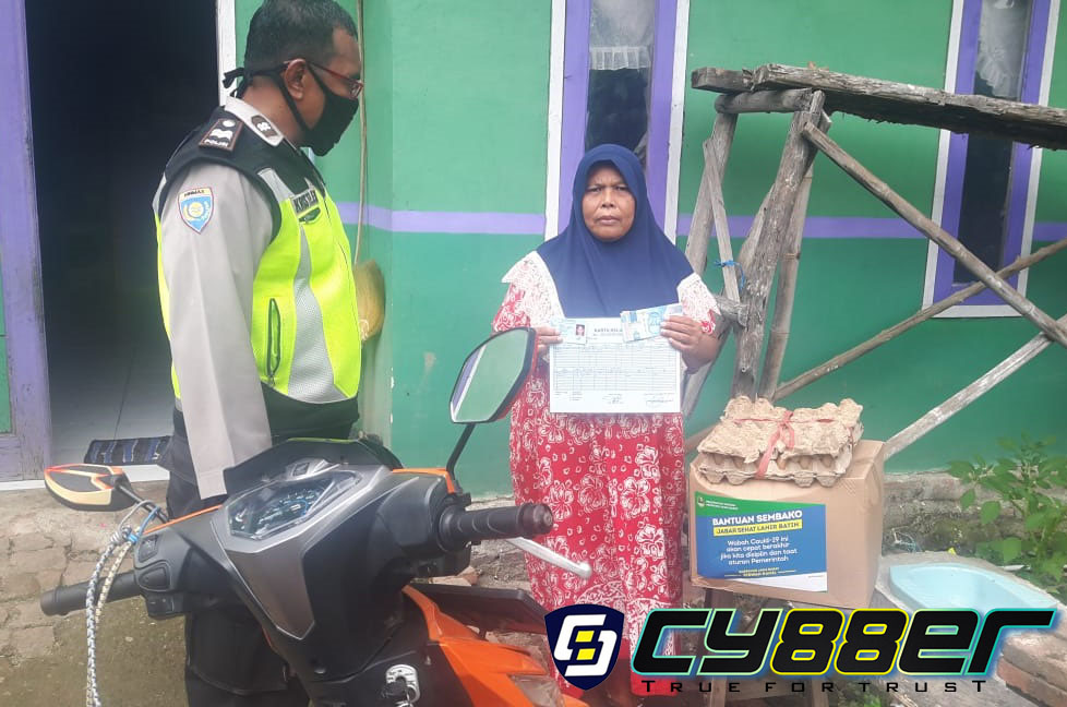 Polsek Gabuswetan Kawal Pendistribusian Sembako Dari Pemprov Jabar