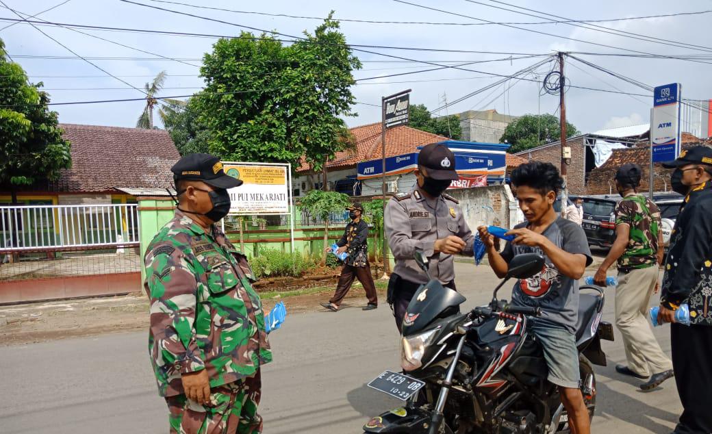 Bentuk Kepedulian, Jajaran Polsek Haurgeulis Bagikan 1000 Pcs Masker 
