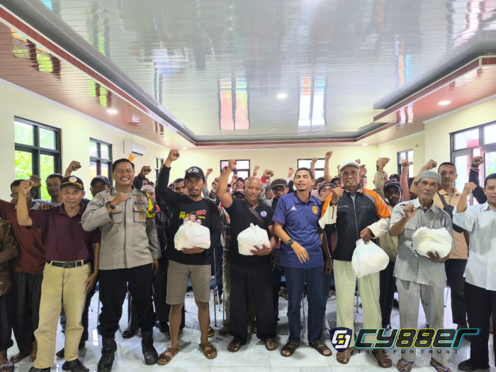 Pemerintah Kelurahan Gerem Bagikan Paket Sembako Untuk Tukang Ojek Pangkalan 