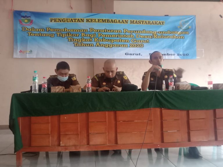Kejaksaan Negeri Garut Memberikan Penyuluhan Hukum Kepada Kepala Desa dan LPM