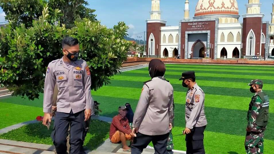Polres Majalengka Polda Jabar Bersama Koramil Berikan Himbauan Prokes di Tempat Keramaian