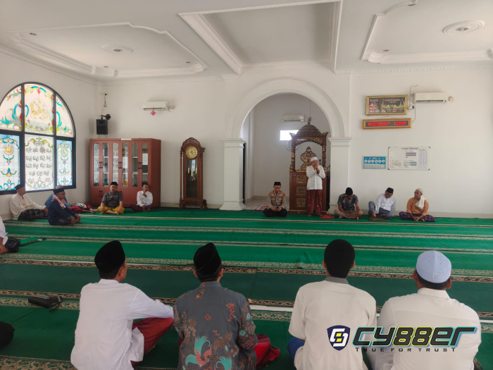JUMLING Polsek Cibeber, Kapolsek IPTU Ibna Saputra Shalat Jumat Bersama Warga