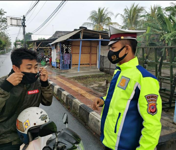 Bagikan Masker Gratis, Kapolres Banjar Sampaikan Imbauan Terapkan 3M