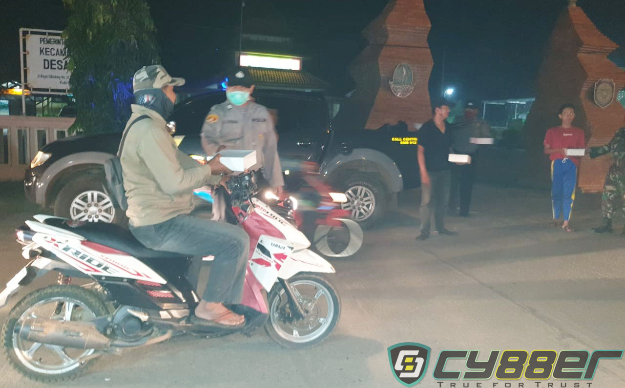 Jelang Sahur Polsek Cikedung Bagikan 100 Nasi Kotak Pada Warga Yang Membutuhkan