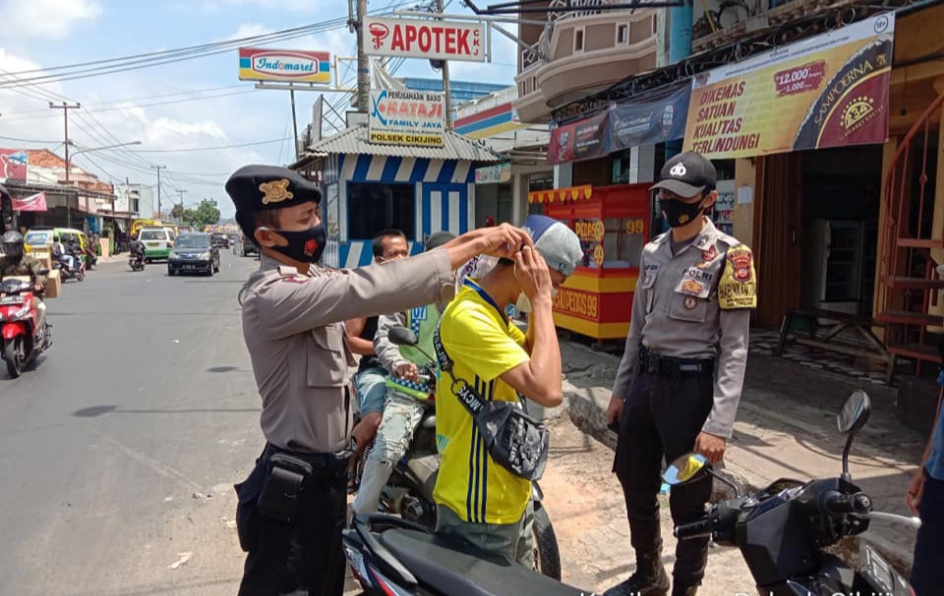 Peduli Warga, Polres Majalengka Bagikan Sosialisasika 3M dan Bagikan Masker Gratis