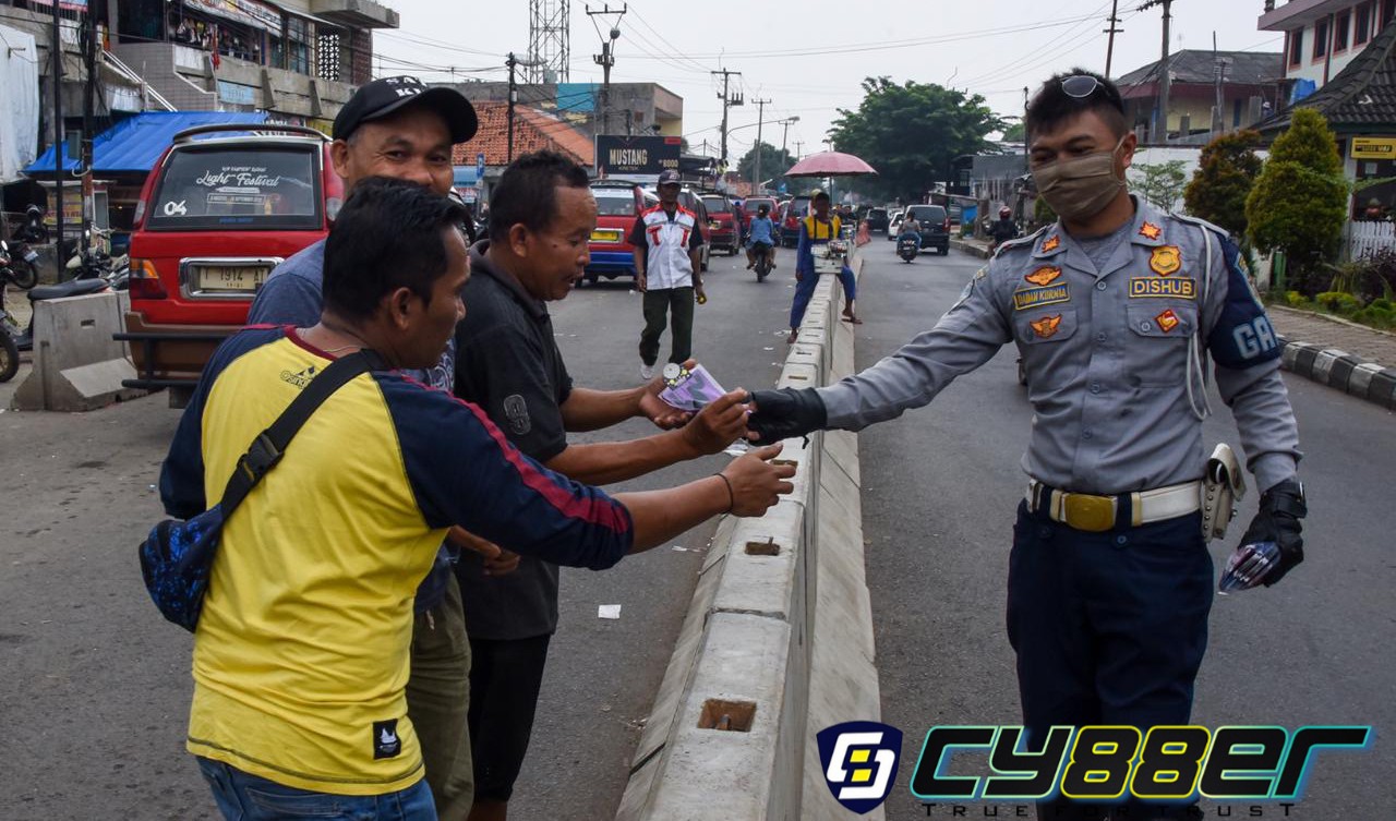 Cegah penyebaran Covid 19, Pemkab Purwakarta Bagikan Masker Gratis