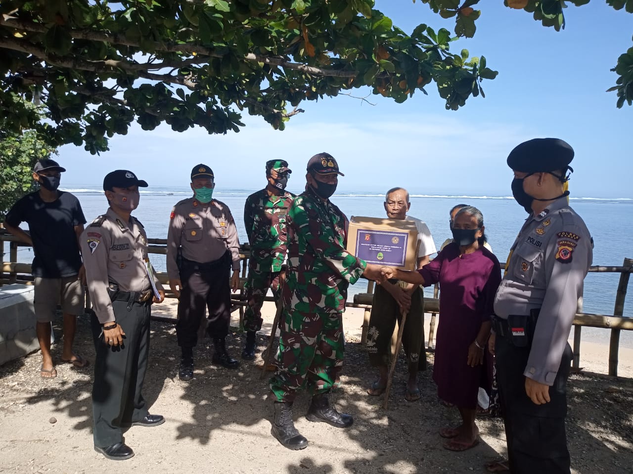 Pekerja Wisata Sayang Heulang  Garut  Dapat Bantuan Sembako 