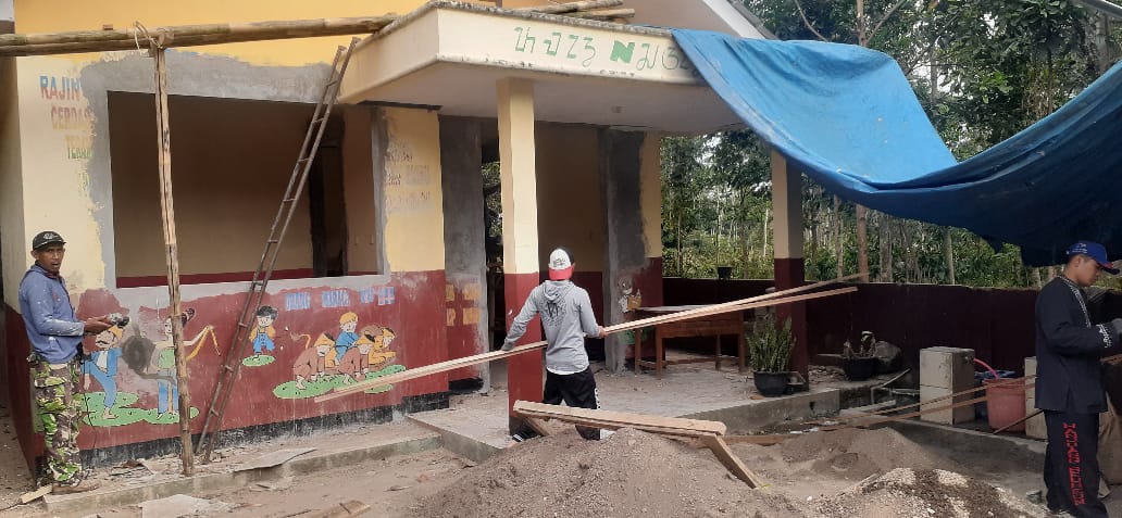 Pembangunan Sekolah di SDN Mekarbakti Diduga Tak Sesuai Spesifikasi