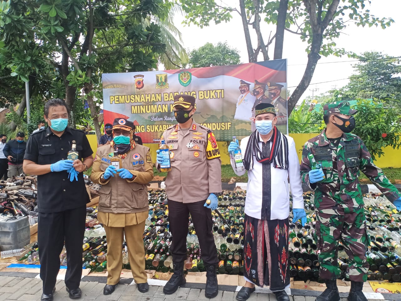 Ribuan Botol Miras Berbagai Merek dan Oplosan, Knalpot Bising Serta Petasan Hasil Ops Cipkon 2020 di Sukabumi Dimusnahkan