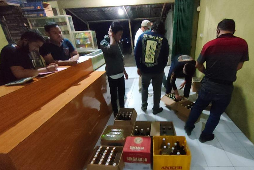 Sat Narkoba Polres Majalengka Polda Jabar Amankan Ratusan Botol Miras Jenis Ciu