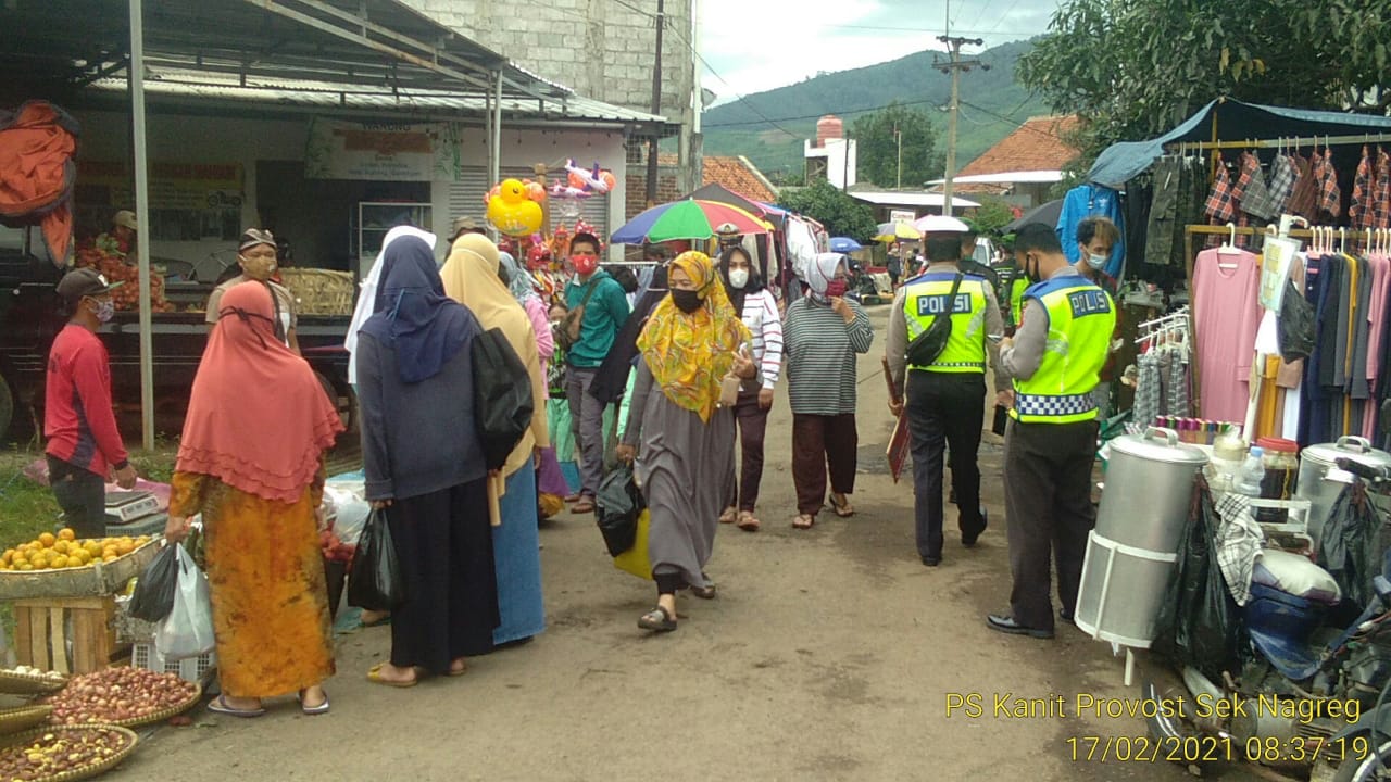 Polresta Bandung Polda Jabar Bersama TNI dan Satpol PP Gelar Operasi Yustisi di Pasar Rebo Nagreg